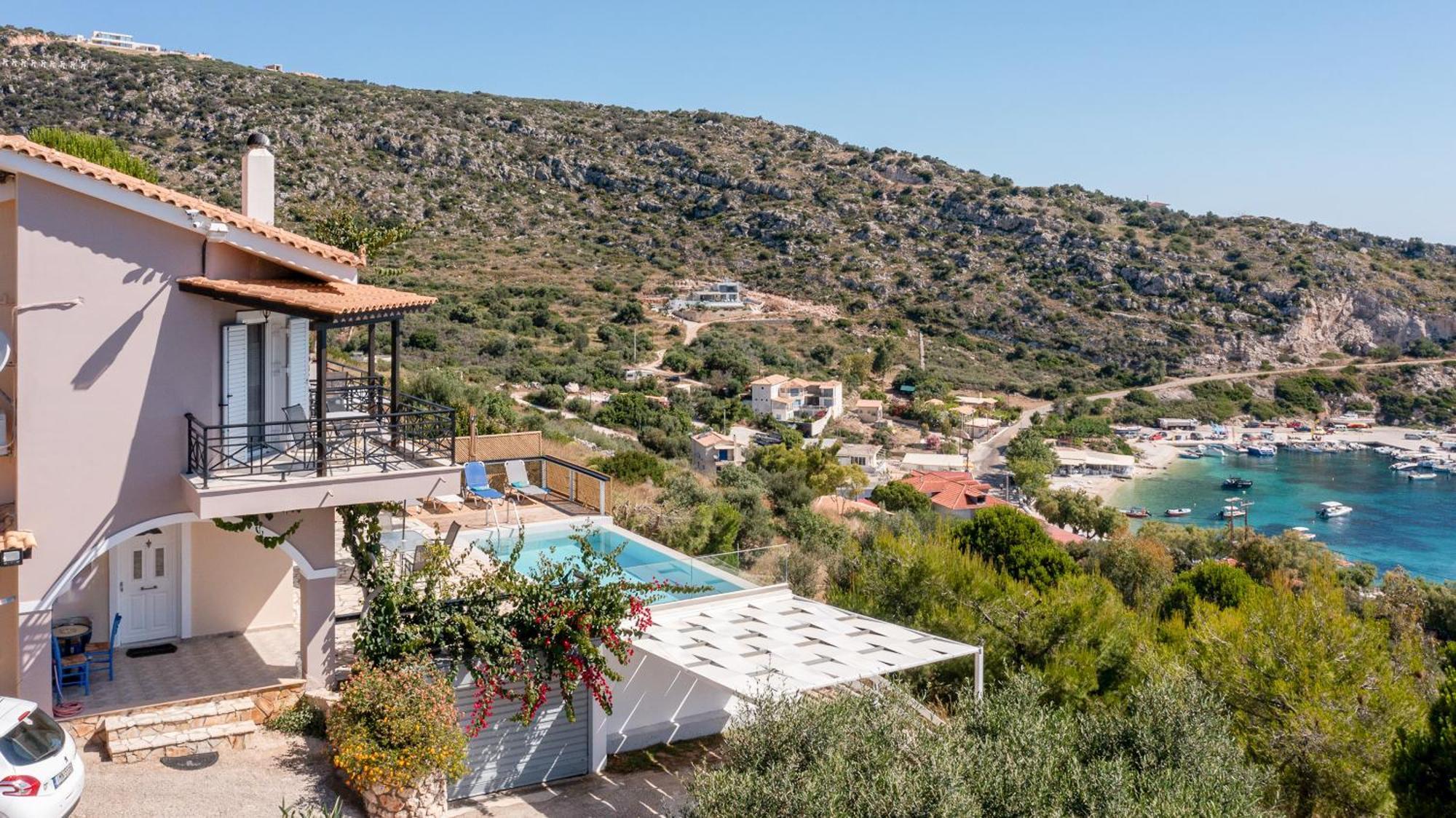 Coastal Paradise Found - Komis' Private Pool Retreat *