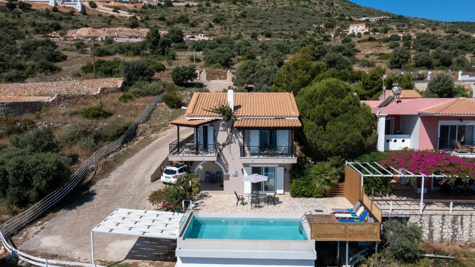 Coastal Paradise Found - Komis' Private Pool Retreat