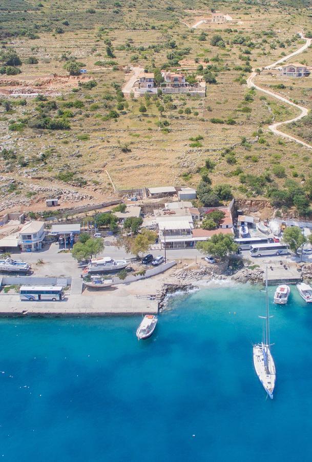 Coastal Paradise Found - Komis' Private Pool Retreat Vila *