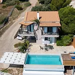 Coastal Paradise Found - Komis\' Private Pool Retreat