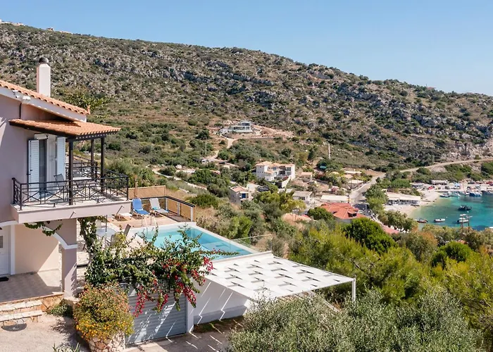 Coastal Paradise Found - Komis\' Private Pool Retreat