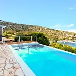 Coastal Paradise Found - Komis\' Private Pool Retreat