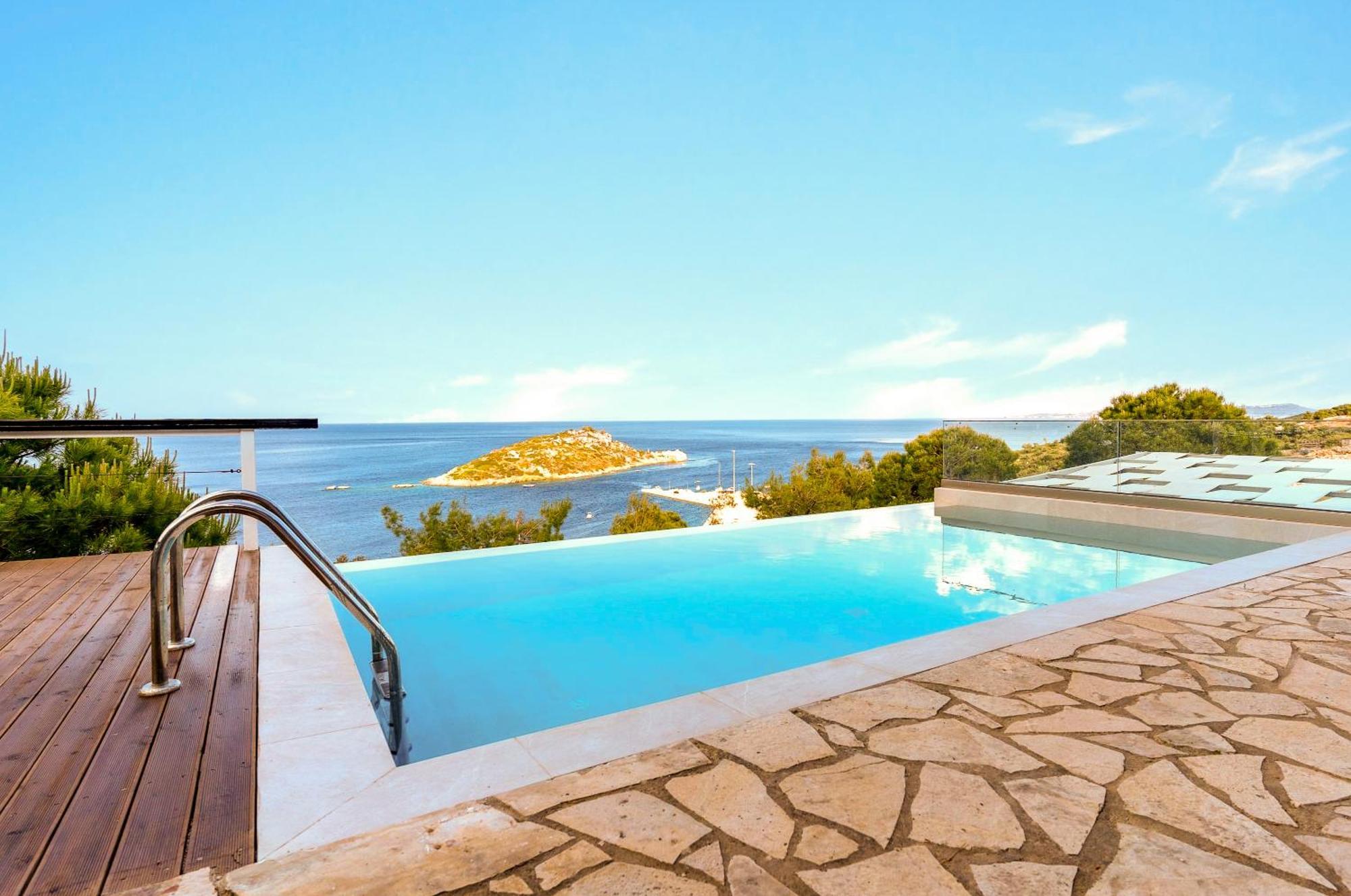 Villa Coastal Paradise Found - Komis' Private Pool Retreat *