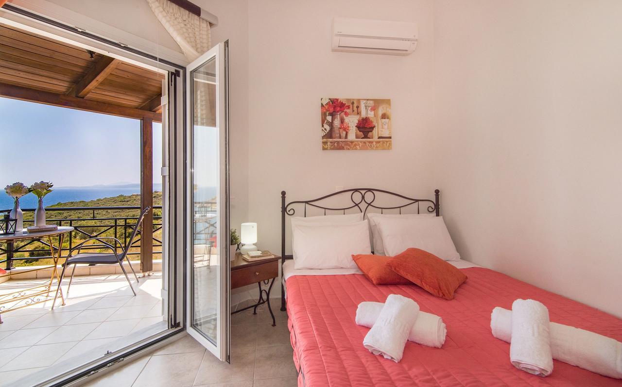 Coastal Paradise Found - Komis' Private Pool Retreat Agios Nikolaos (Zakynthos)
